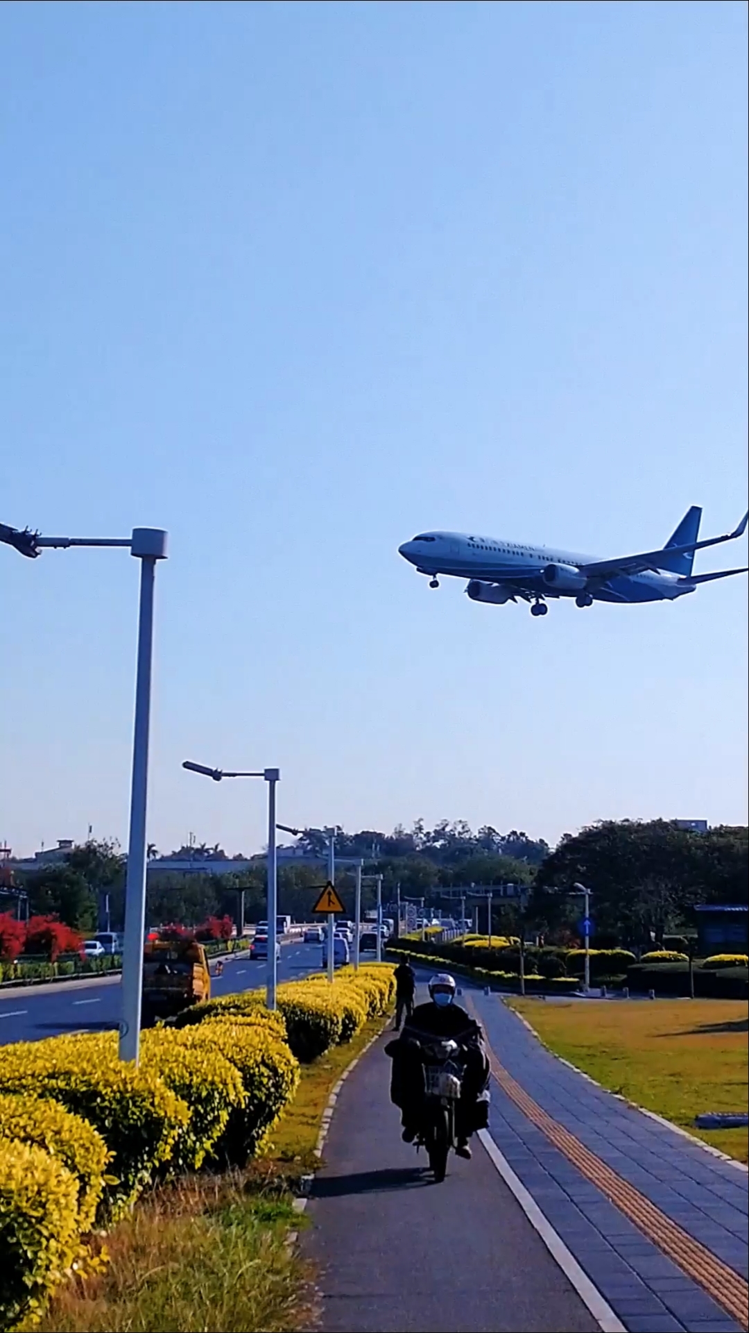 飞机#实拍厦航低空降落,飞机从头顶飞过瞬间.#飞机