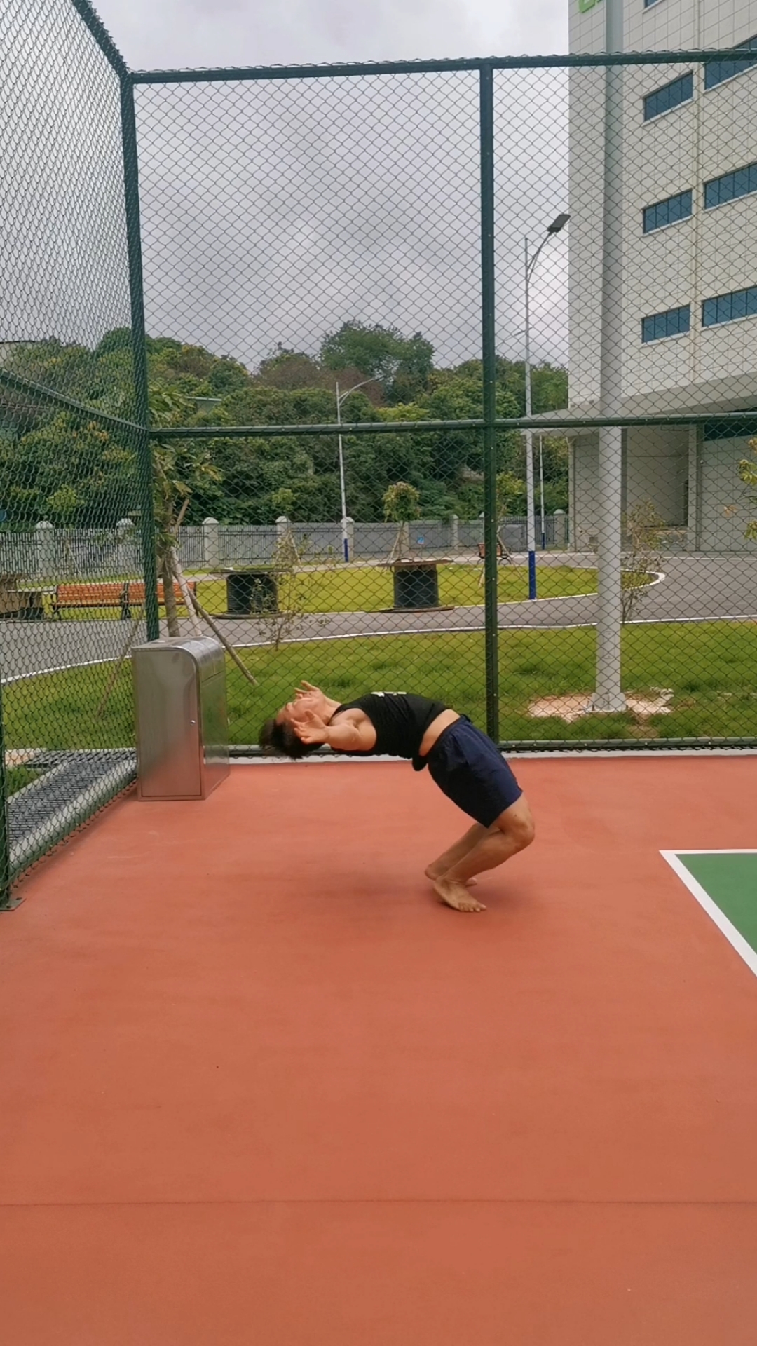 鲤鱼打挺鲤鱼打挺示范从简单到直腰练习