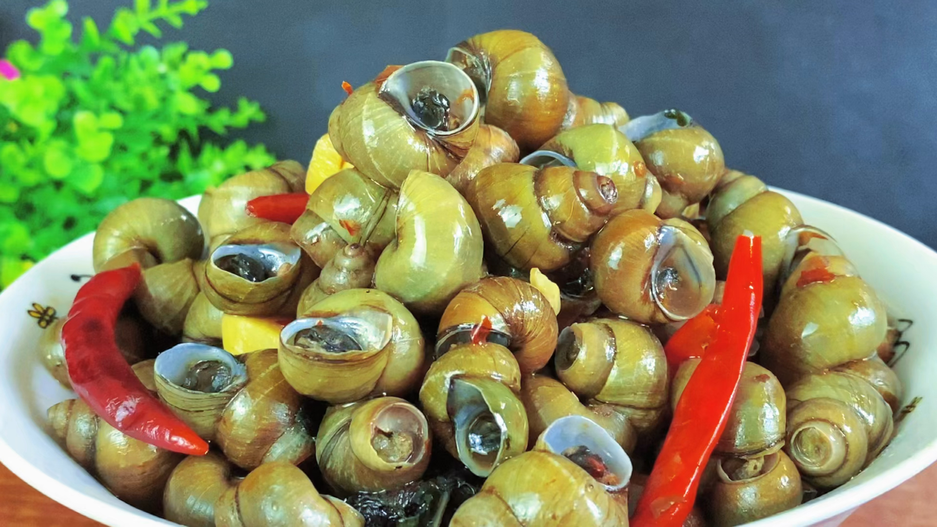 又到了田螺最好吃的季节,像我这种做法,田螺鲜辣美味又过瘾.