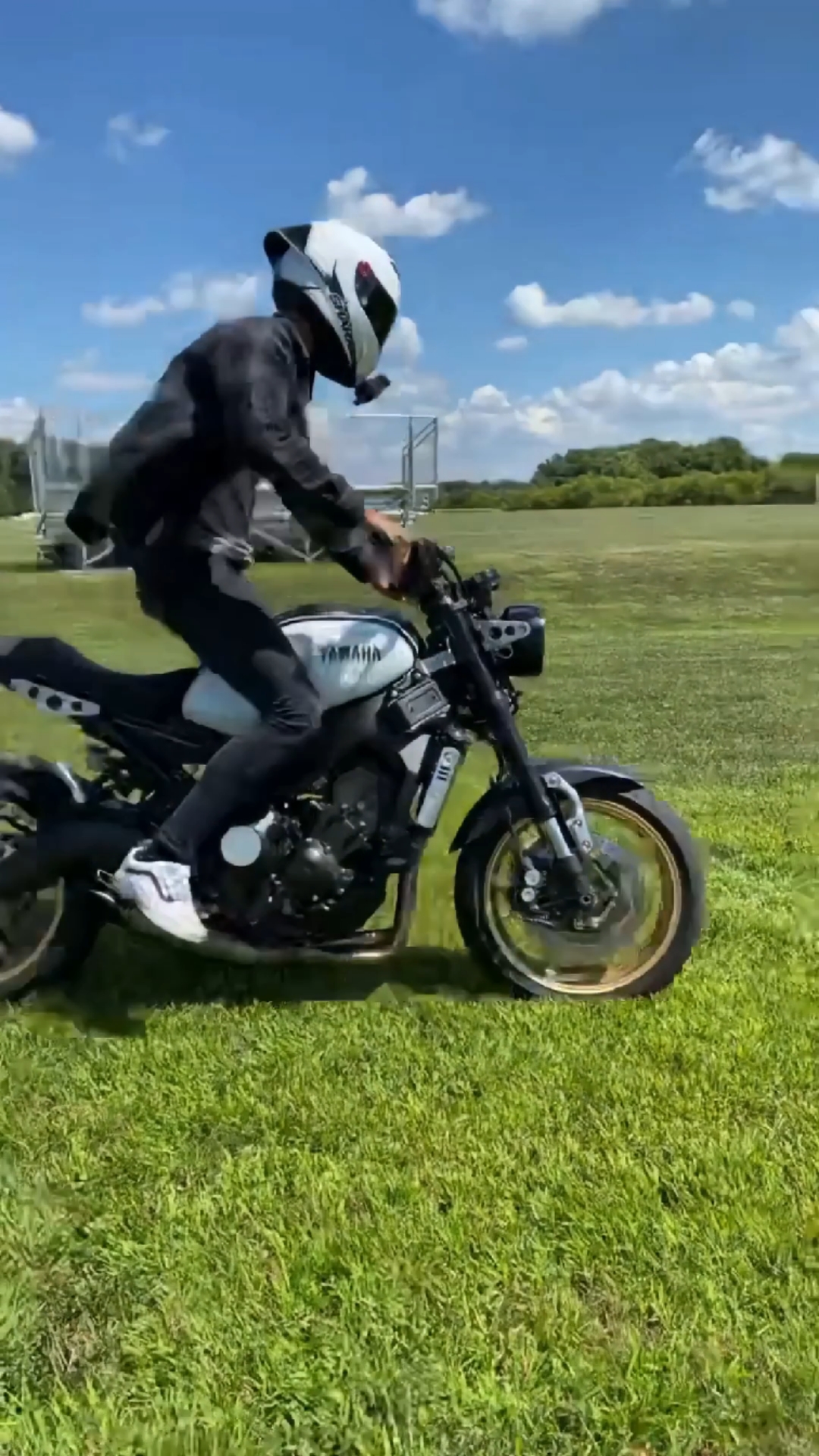 摩托车#草地上骑摩托车