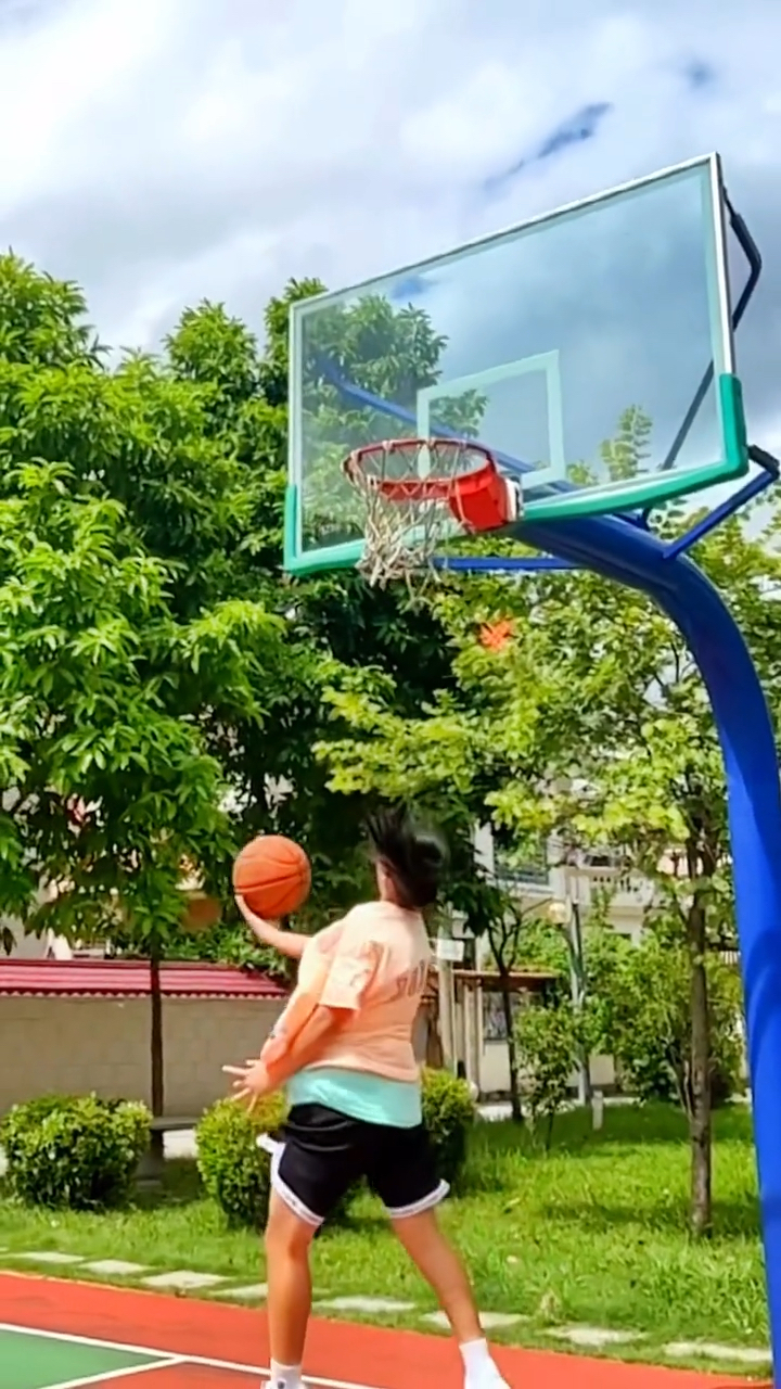 打篮球的女生真的很帅