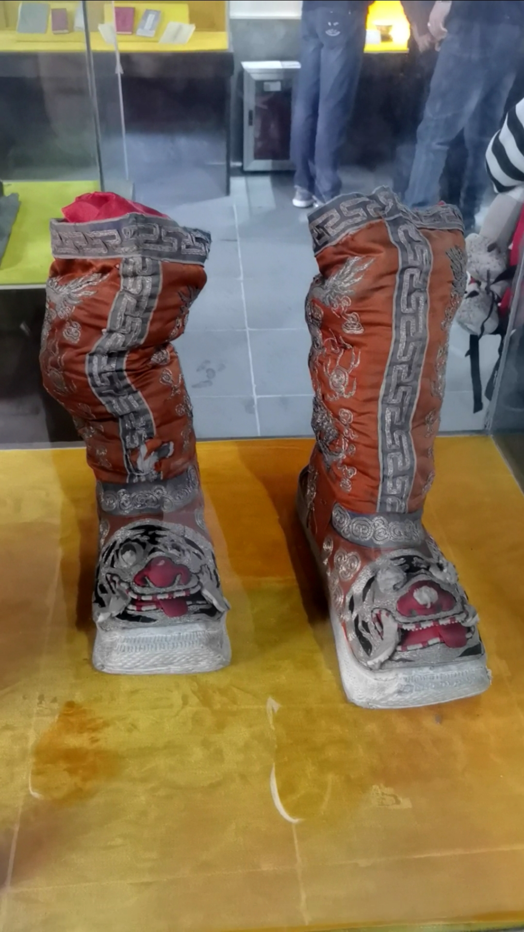 地藏王菩萨金地藏当年修行穿过的靴子和帽子通过靴子和帽子判断当年