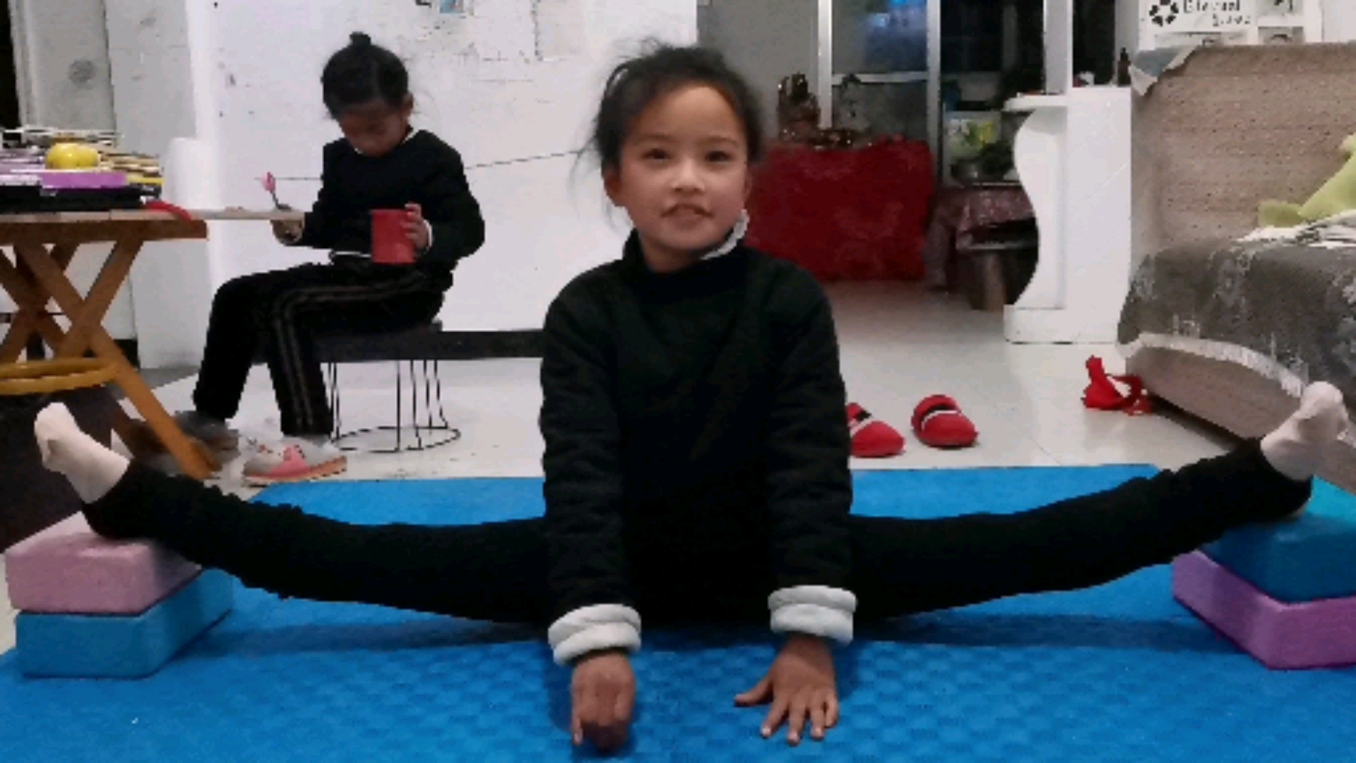 一字马#小姑娘练习舞蹈一字马,你敢挑战吗