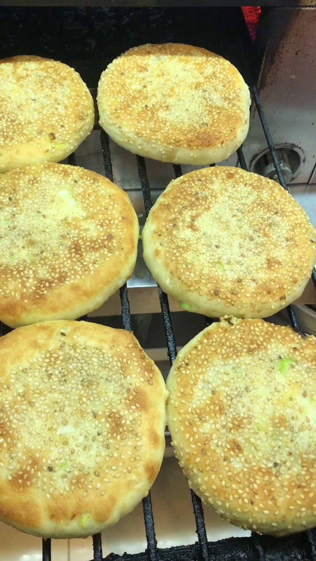 烧饼夹菜来啦,酥脆的烧饼夹上爱吃的配菜,咬上一口超满足,想了解记得