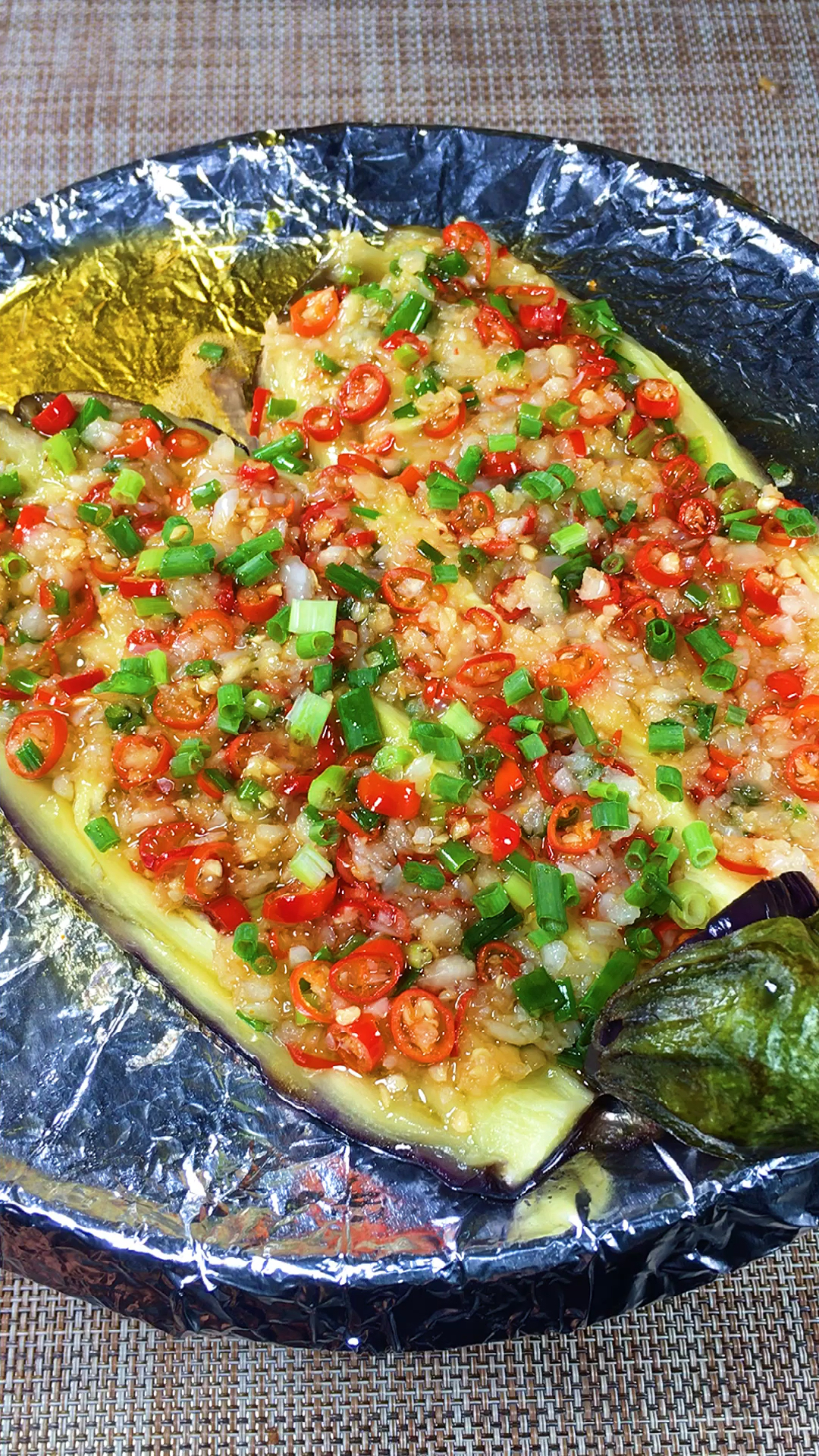 贴秋膘#经典烧烤小吃之一蒜蓉烤茄子在家也可以做出饭店美味