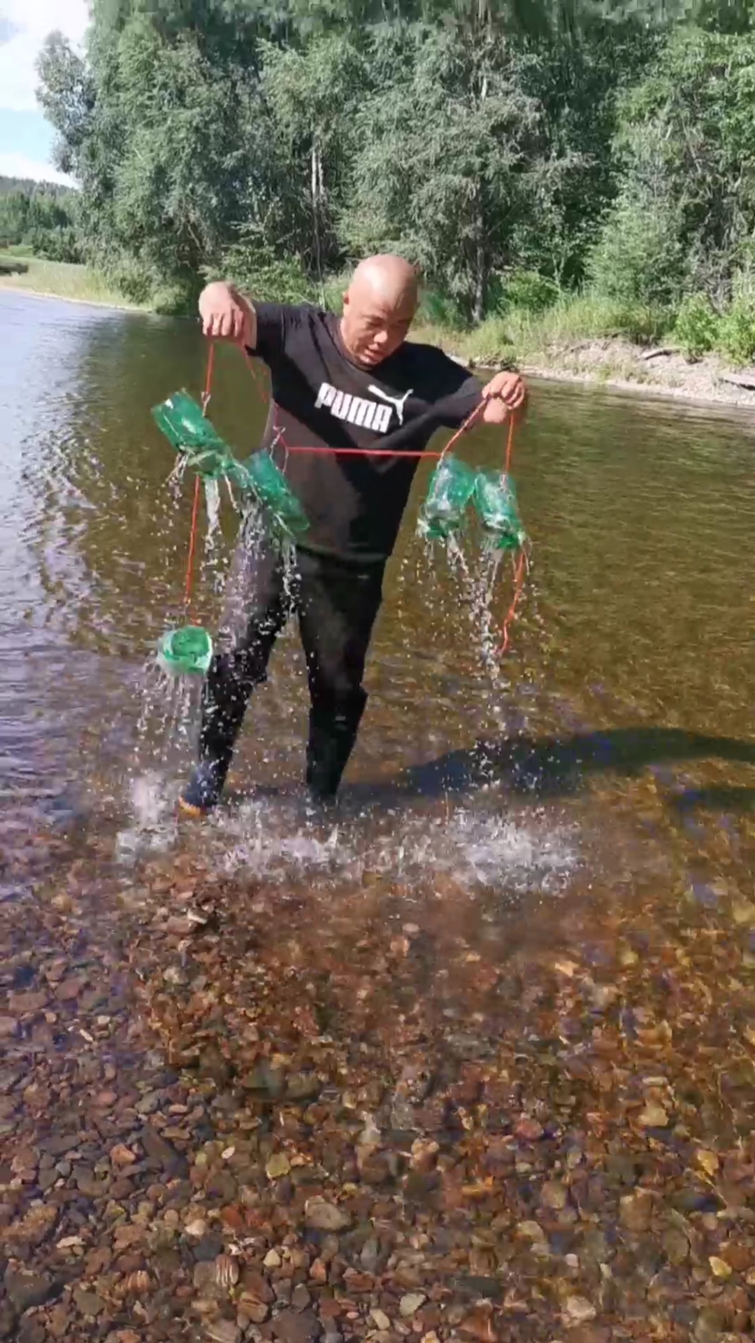 迷惑行为大赏#光头鱼哥用废弃的饮料瓶做的捕鱼神器,真爱上鱼