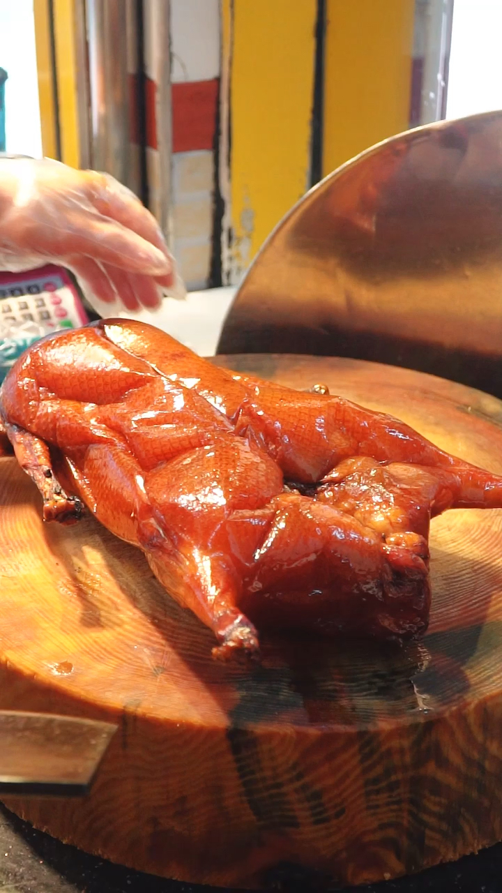 舌尖上的乡村美食#如何才能称为一只足够靓仔的脆皮烧鹅?