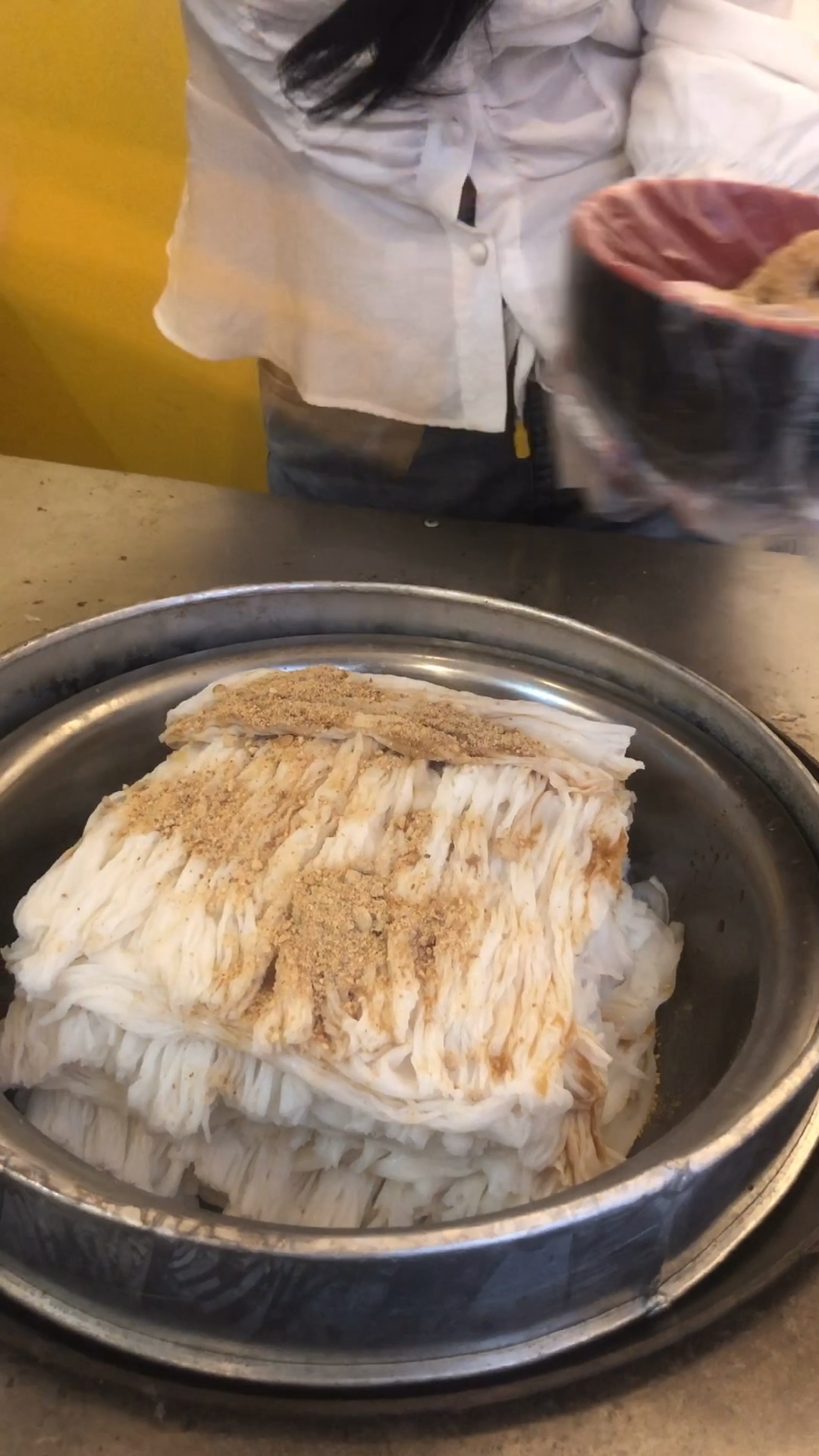 只要你曾经有在广东打工都会吃过路边泡沫箱装的肠粉像这样盆装的肠粉