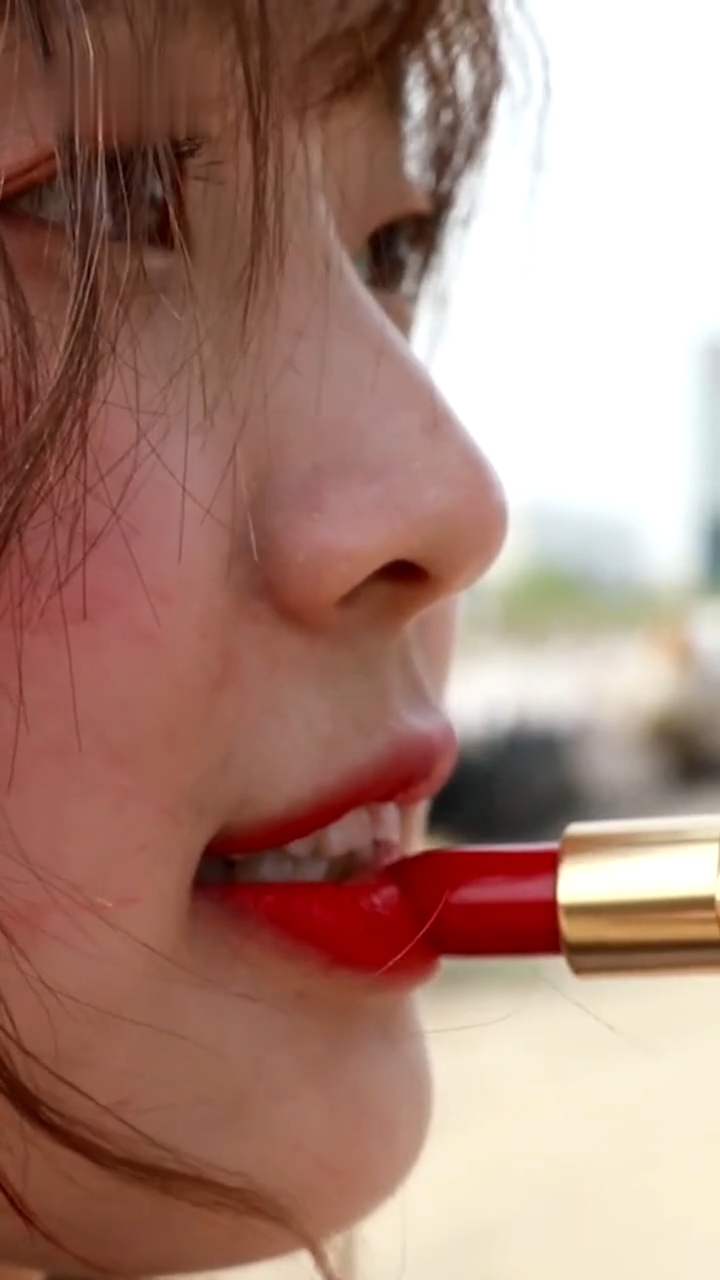 挖掘机涂口红!为更好检测性能,中国工程师用挖掘机做出极限动作.