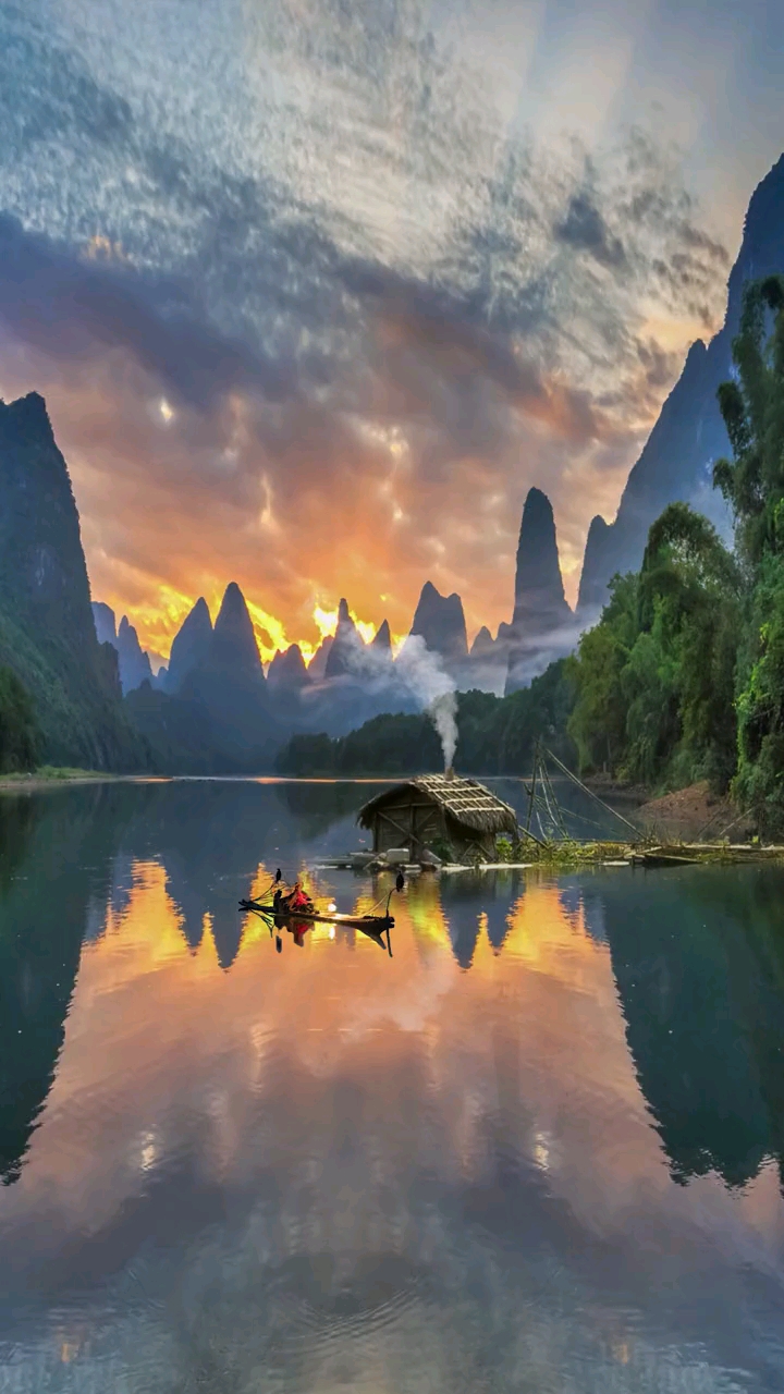 半山半水伴云烟,扶摇直上如云烟;渔翁本是凡间客,此时已是画中仙