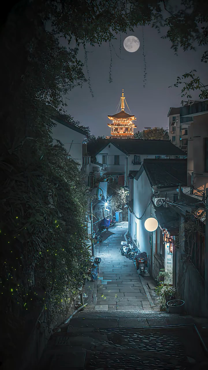 夜色阑珊挂月明,街灯莹火漫美景,小楼栋栋蹉落致,远寺灯光辉煌处.