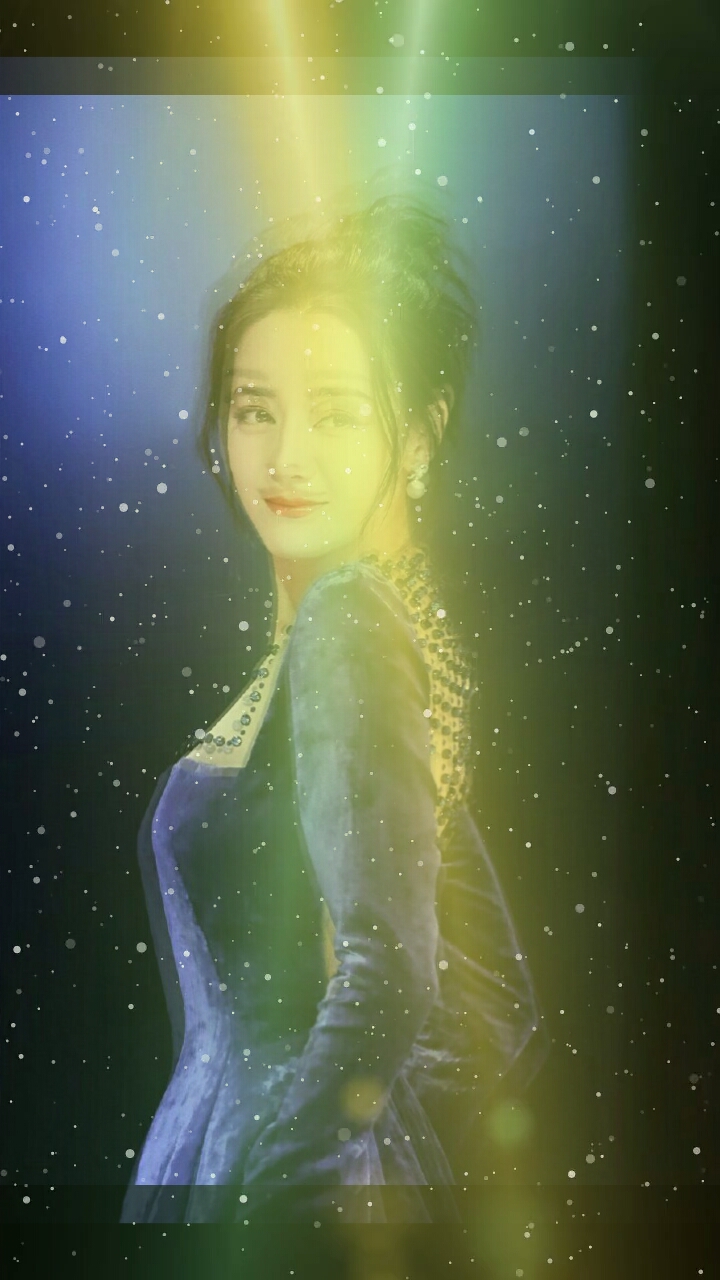 迪丽热巴蓝精灵,爱丽丝眼里的别样风情