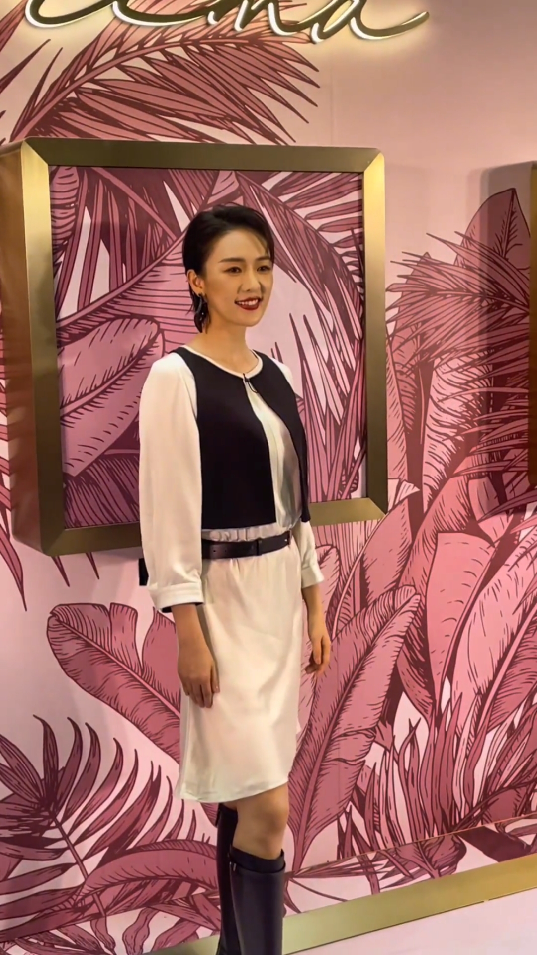 童瑶简约裙装搭配长靴,气场十足!