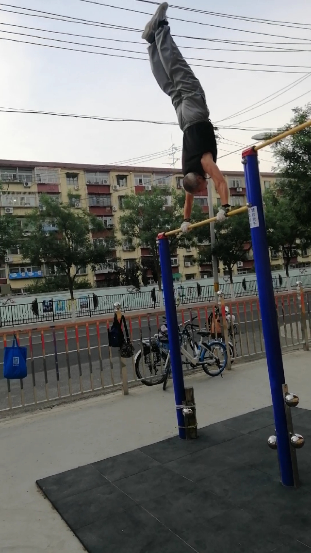 70多岁大爷练单杠大回环,动作标准不走样