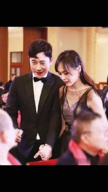 罗晋与唐嫣的牵手下班图真是太甜