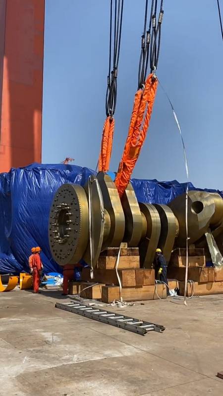 这是大船发动机曲轴重369吨