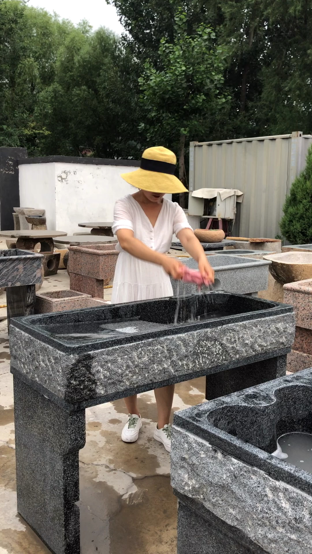 不一样的人生洗衣服真方便石雕洗衣池自带搓衣板庭院别墅必备