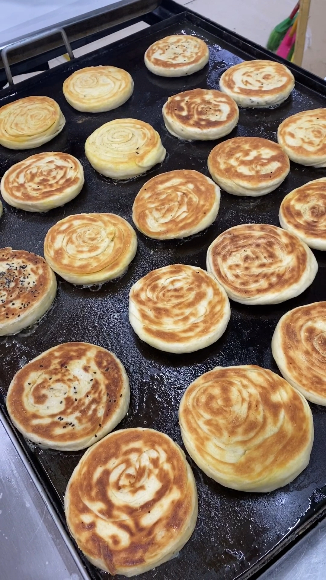 每天从早忙到晚打烧饼,既能养家还能照顾家了累点也值得