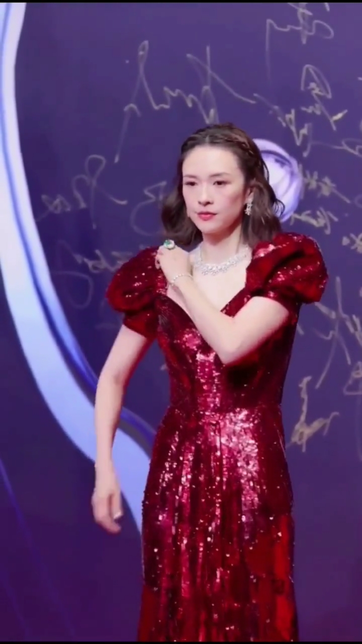 晒年货#章子怡童瑶两位最像的女明星,同台太难得的画面,你觉得像吗
