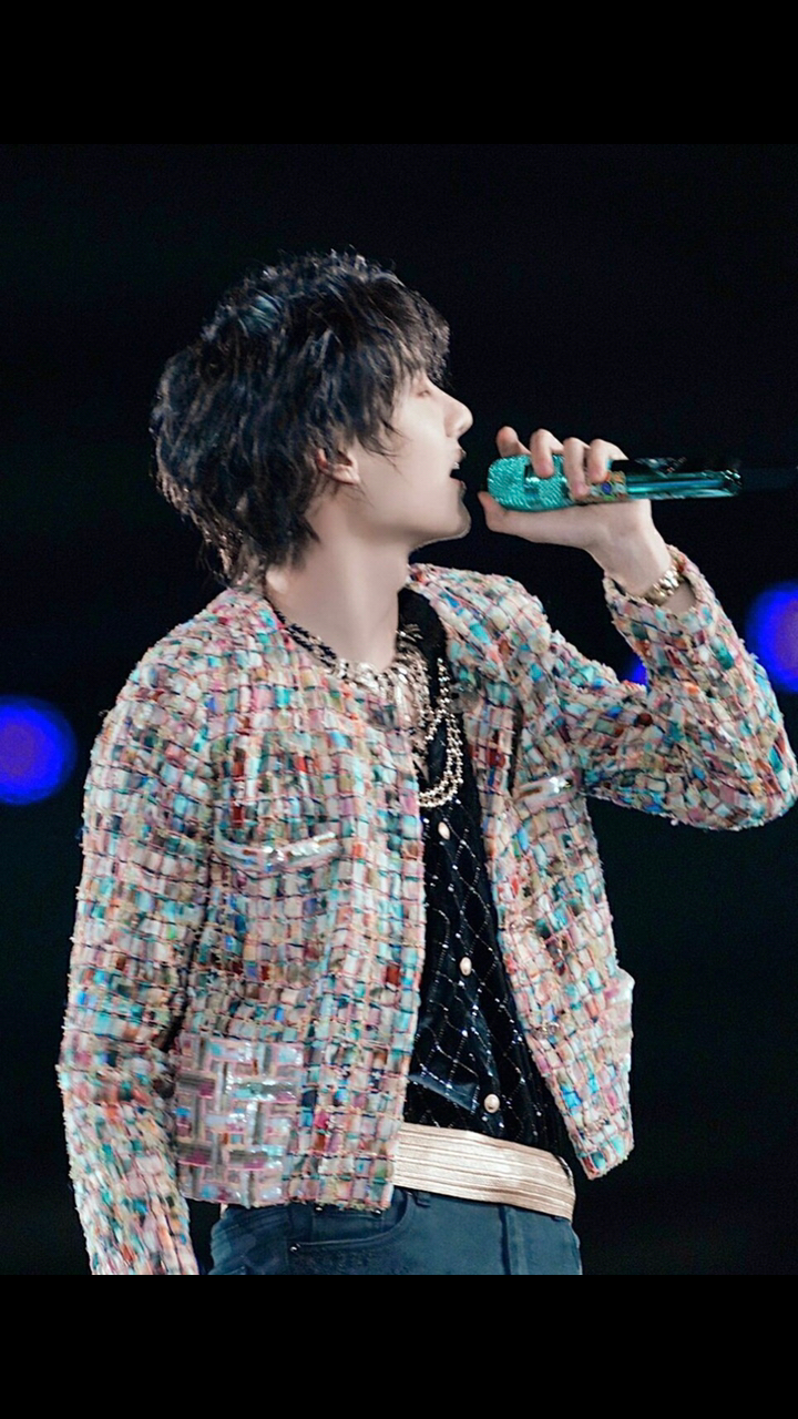 王一博#王一博绿麦克绿耳返,最后一张候场耶波好委屈的样子,真堪