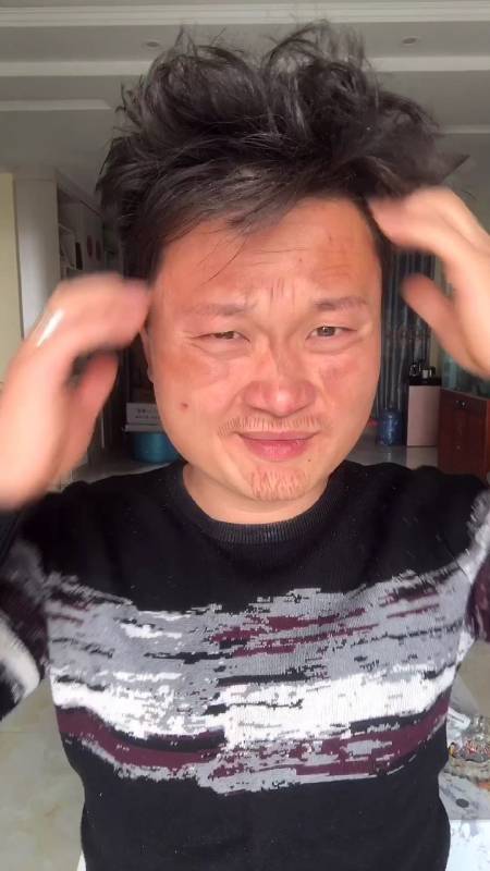 40岁大叔嫌自己太丑在家自行改造妆后惊呆全场