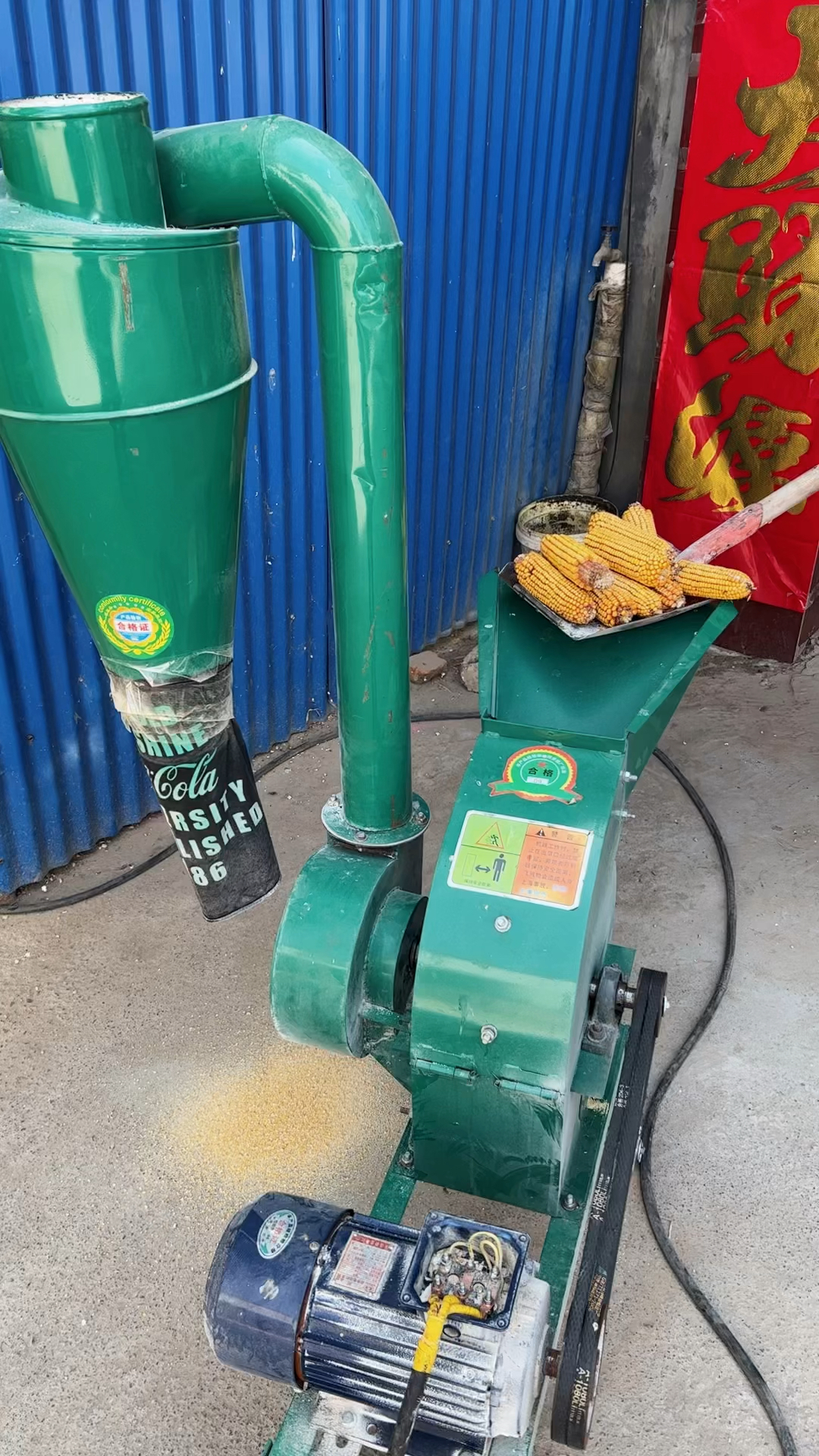 今天介绍新款350型万能粉碎机,可以粉碎玉米棒玉米粒,干作物,家用电