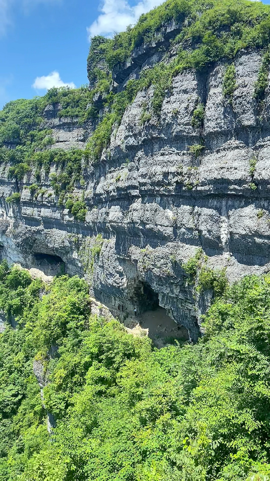 乌龙山剿匪记里面田大板的老巢,位于八面山绝壁之上,里面深不见底