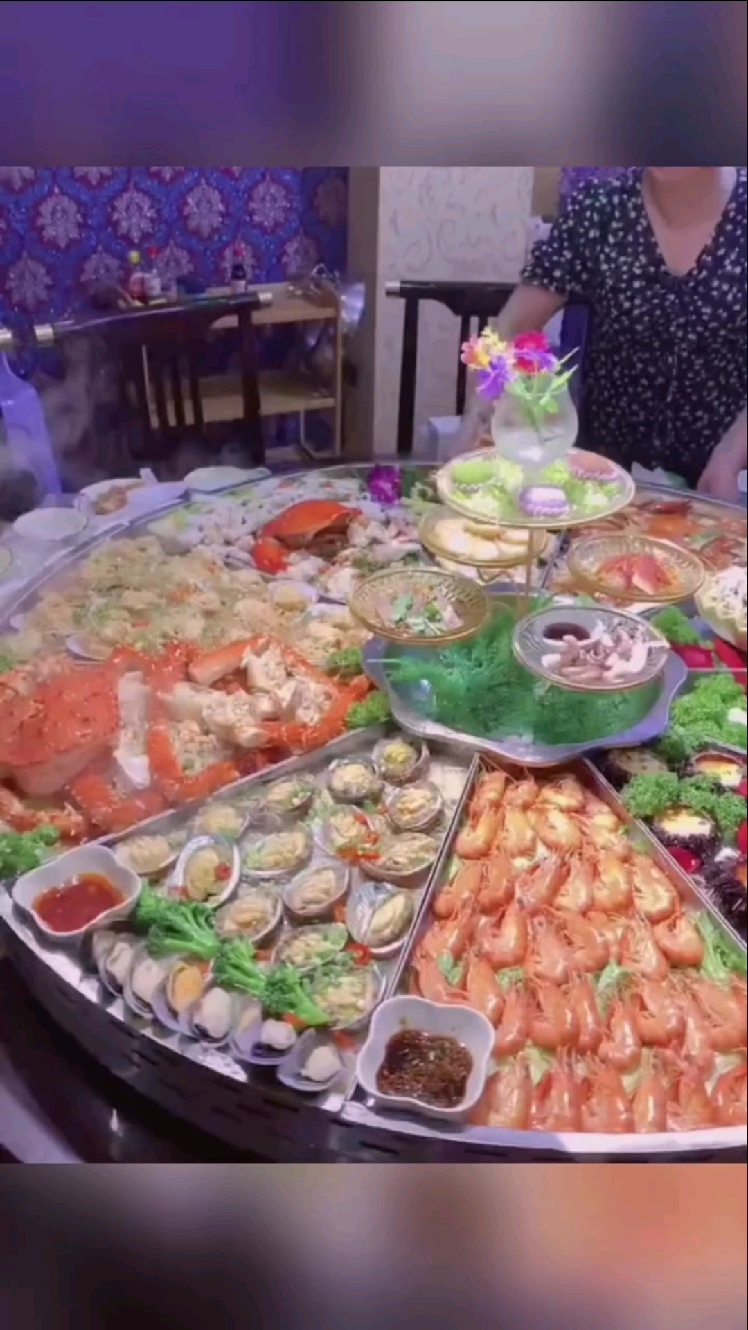 这一桌山珍海味好丰盛的一大桌子从哪下手呢?