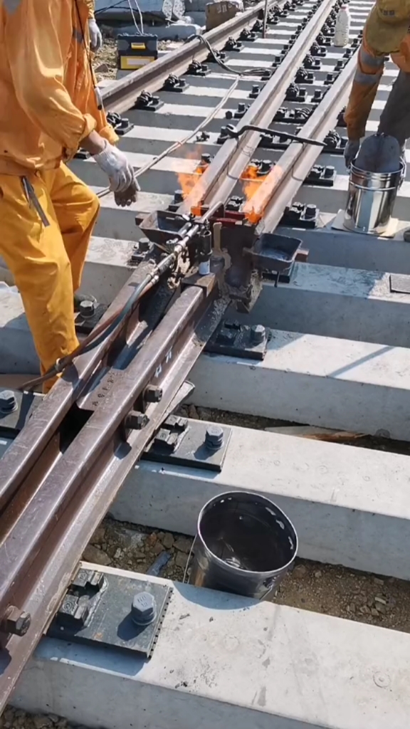 黑科技铁路钢轨无缝接头焊接