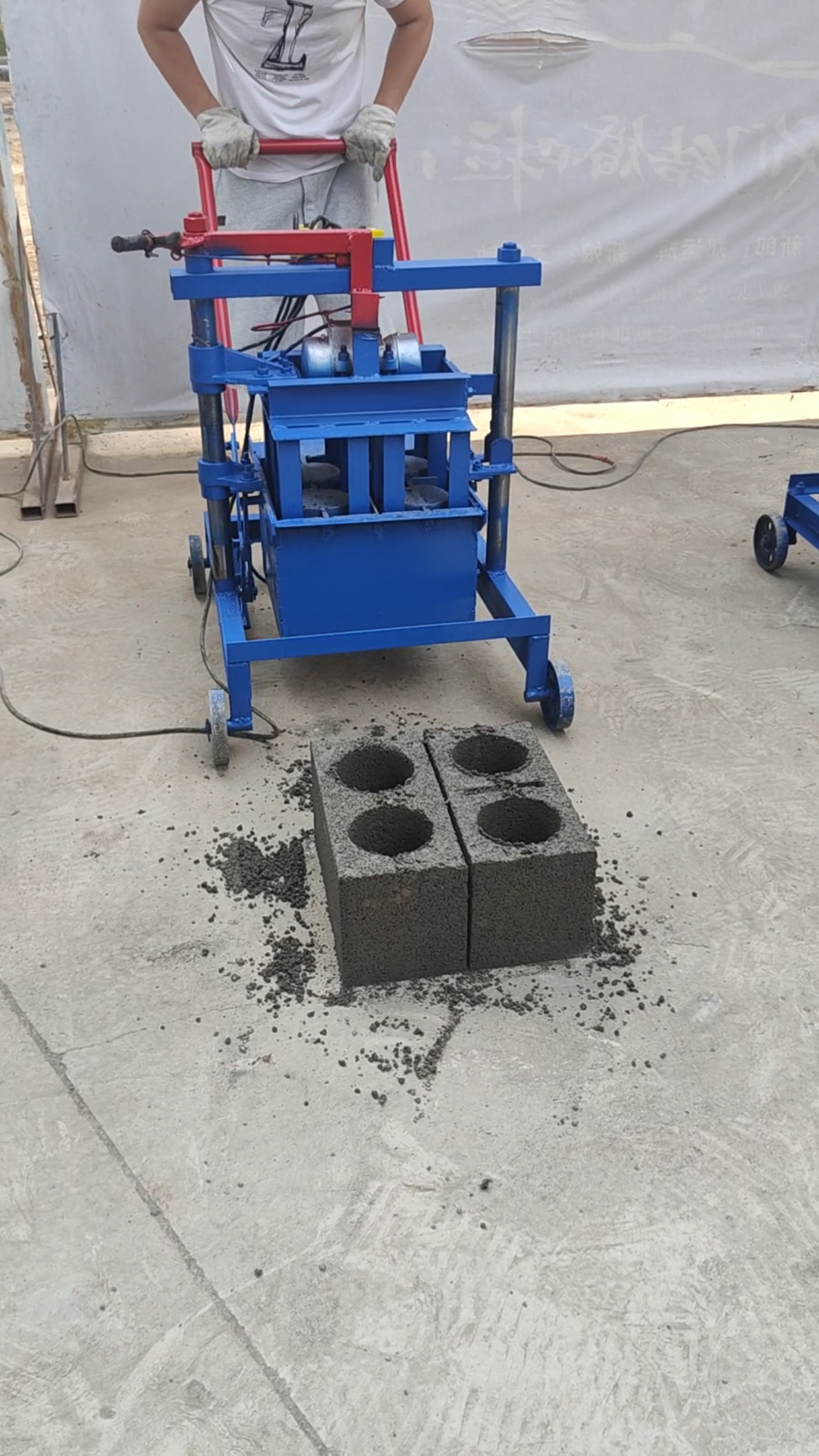 水泥砖机#小型移动水泥空心砖机,一机多用,可更换模具.