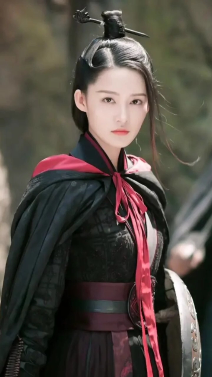 李沁新剧古装造型百变,又美又飒!