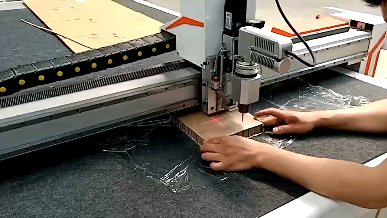 好物测评#蜂窝板切割振动刀切割机瓦楞板切割