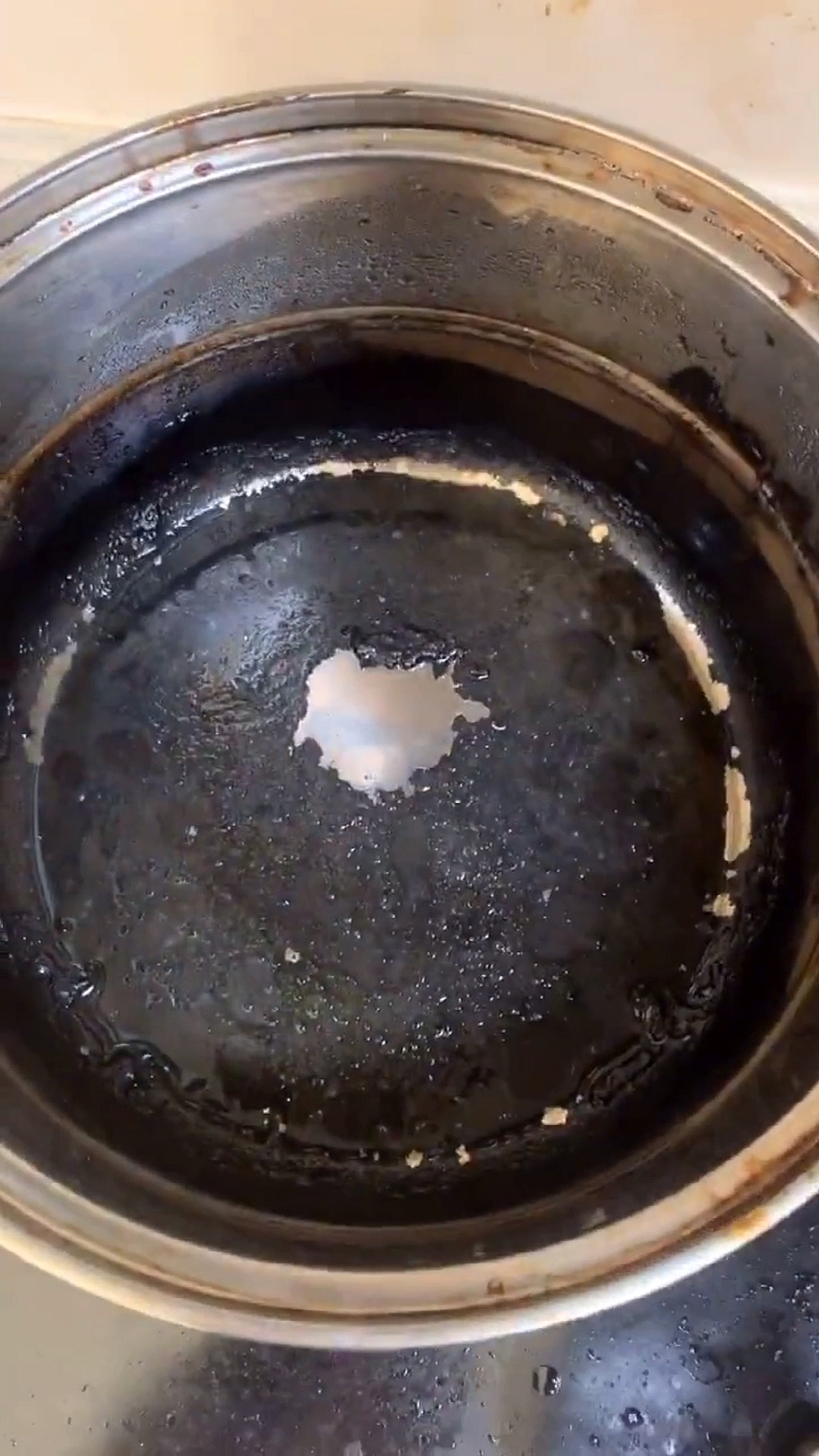 清洗黑锅底#老妈真的老了,做饭经常忘记关火,每次去,锅里总是这样
