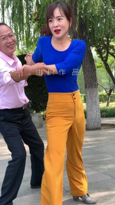 记录生活#美女匆匆和大叔舞蹈真精彩-度小视