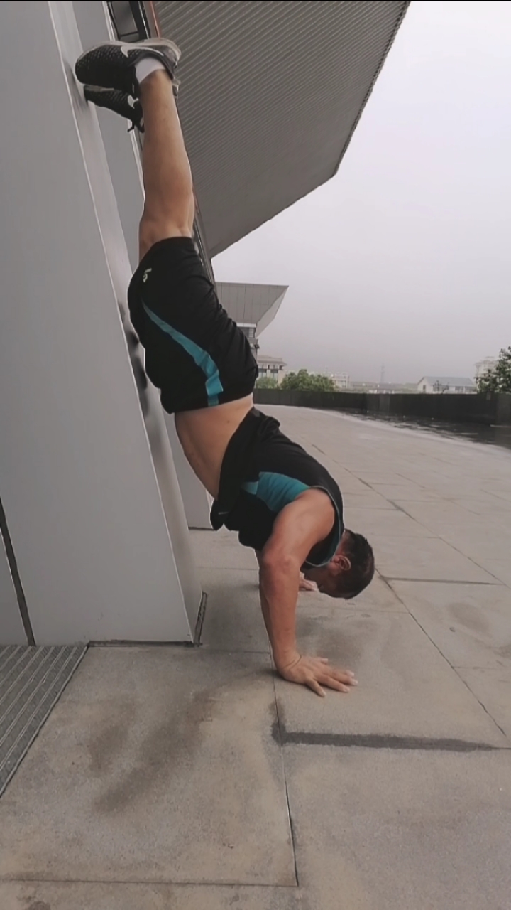 健身宁教练传递健身正能量#倒立俯卧撑练习