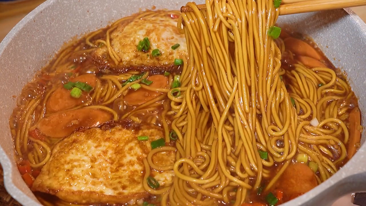 美食看中国#面条这样做,我能干三碗.