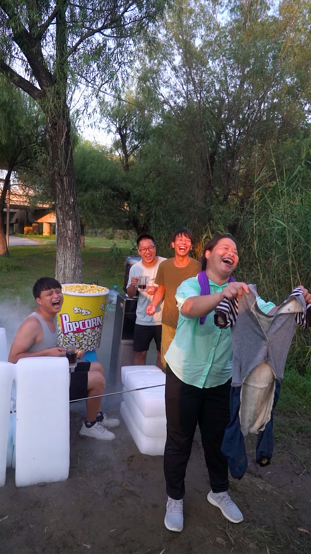 坐冰椅上喝冰镇饮料钓鱼吃现炸爆米花(下)-度小视