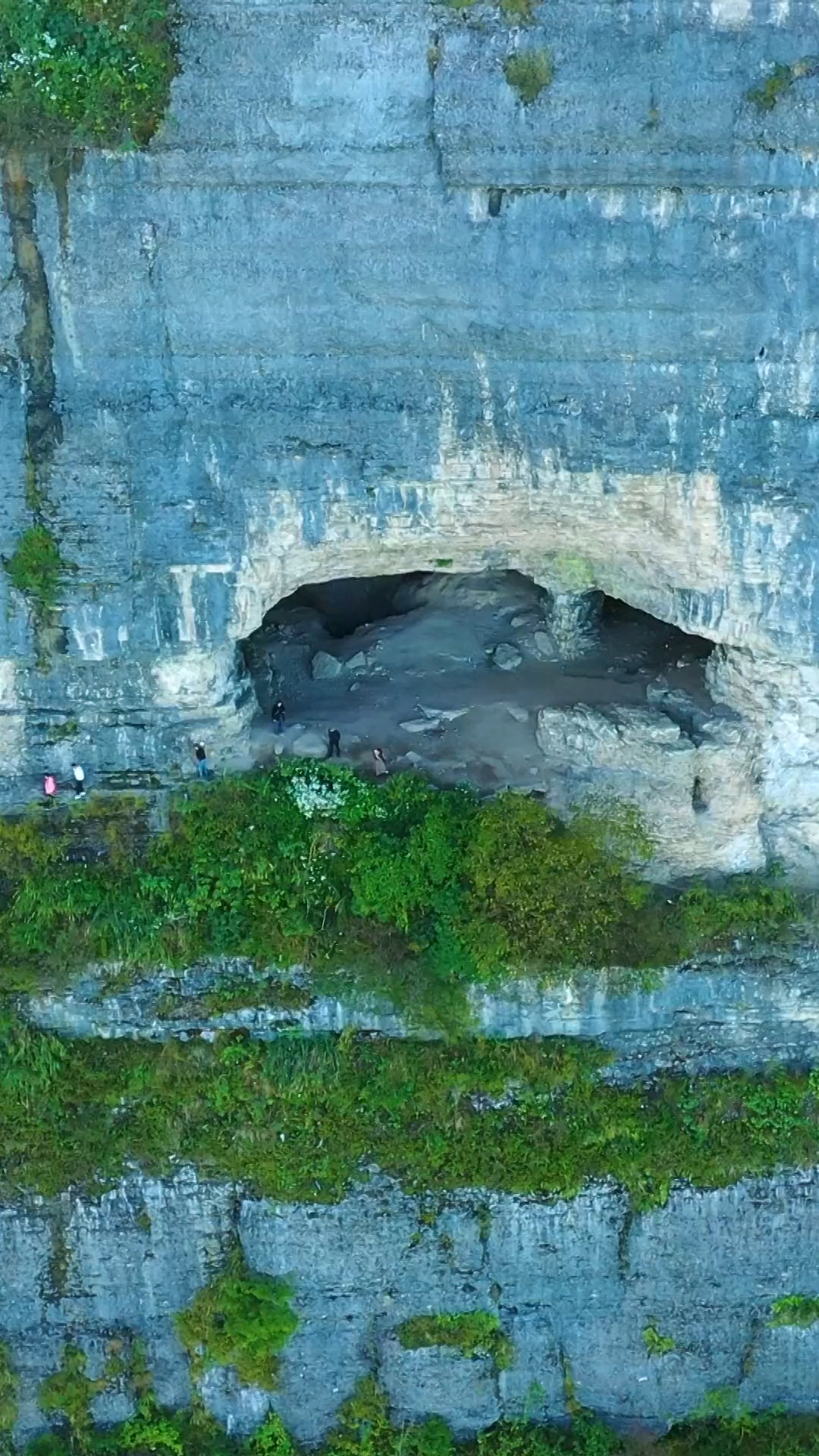 八面山中燕子洞曾经土匪盘其中八面陡峭上不去方圆数里暗道通