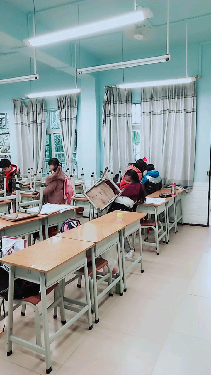 放学后孩子们开始打扫教室卫生啦!