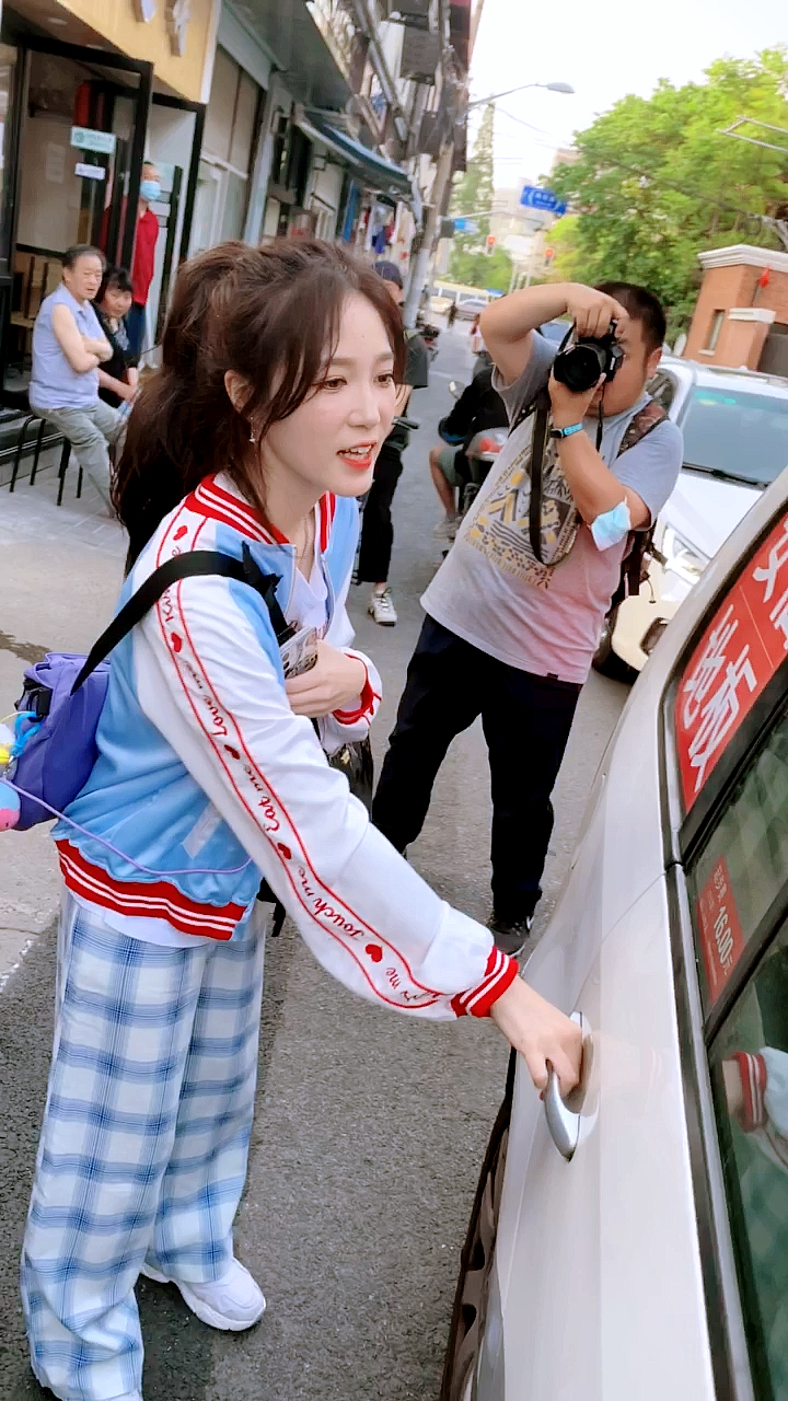 女团#snh48成员袁雨桢下班打车离开,粉丝剧场门口守候跟拍