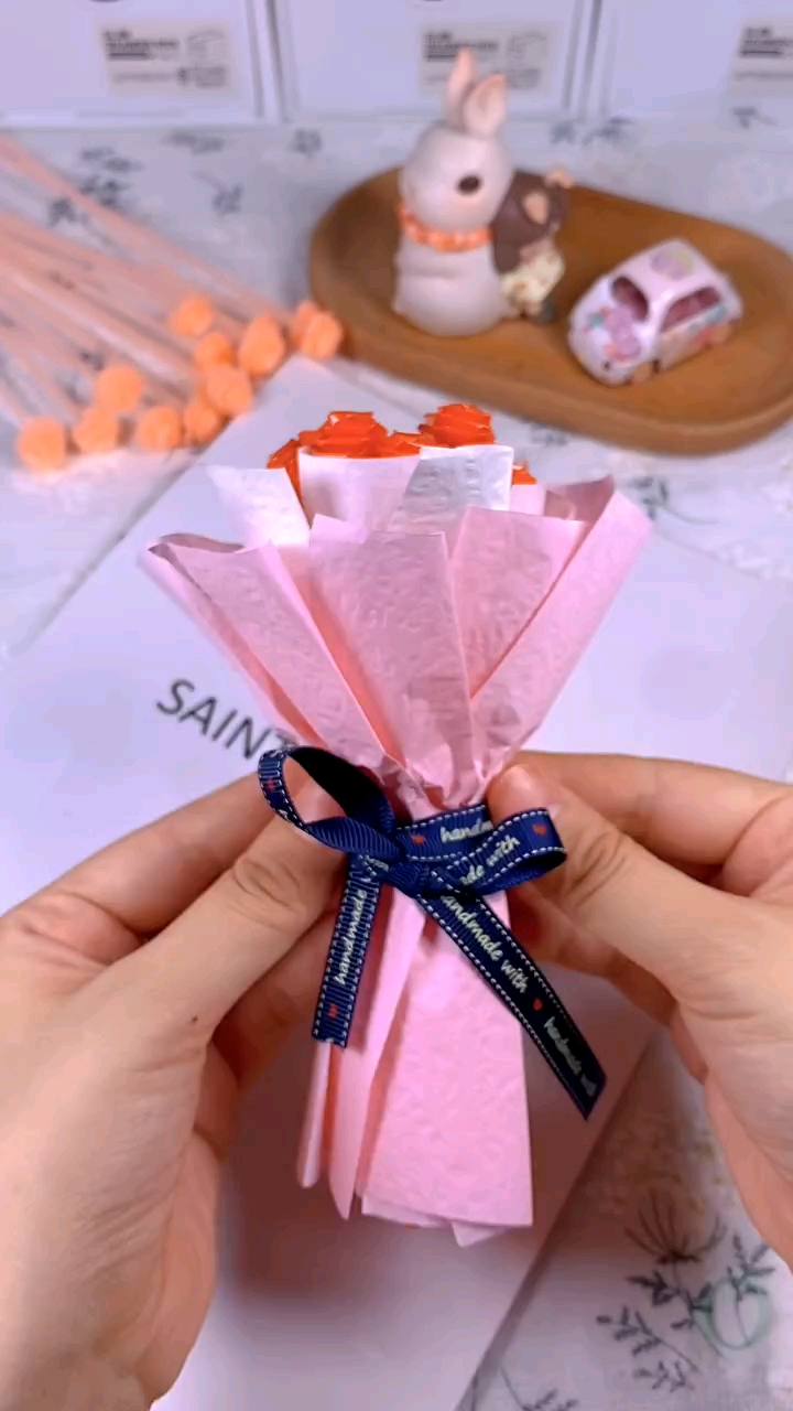 手工制作用塑料管编迷你玫瑰花