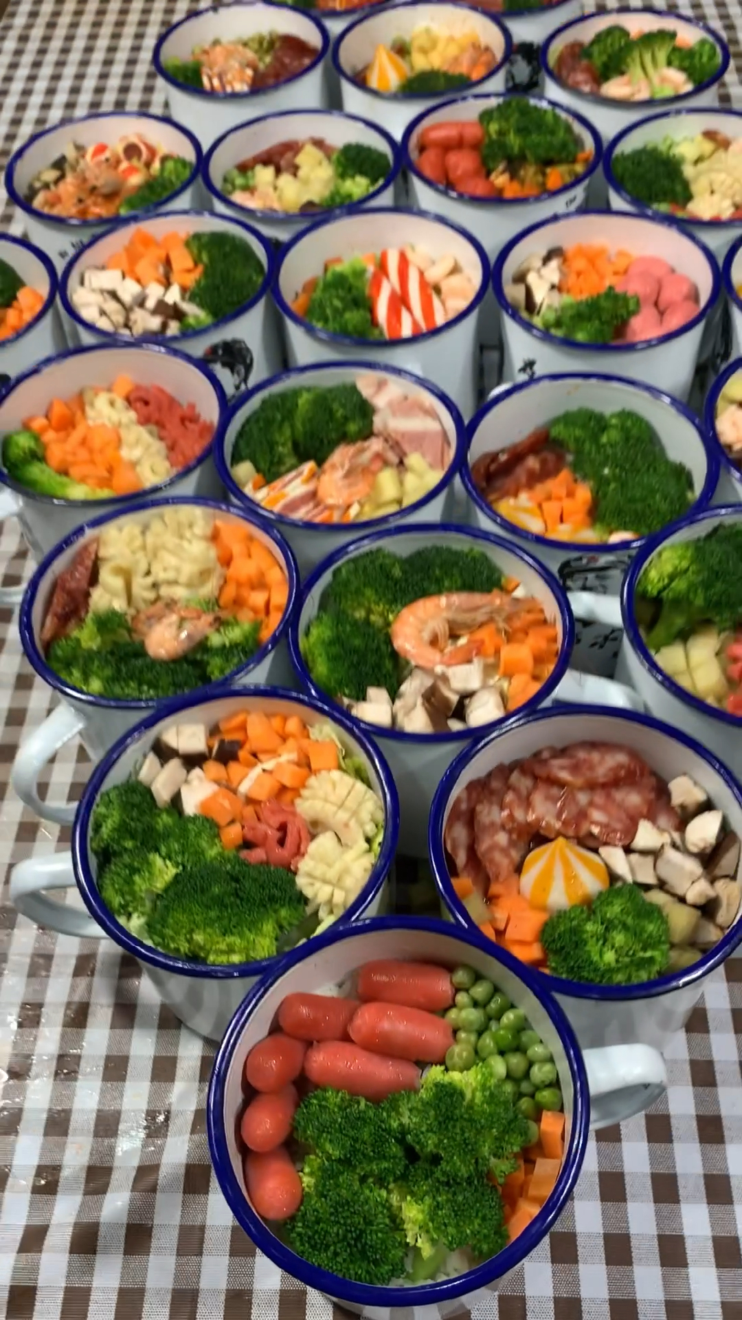 老公打工去,孩子上学,在家闲不住,弄个蒸箱做茶缸焖饭,15一份,一天300