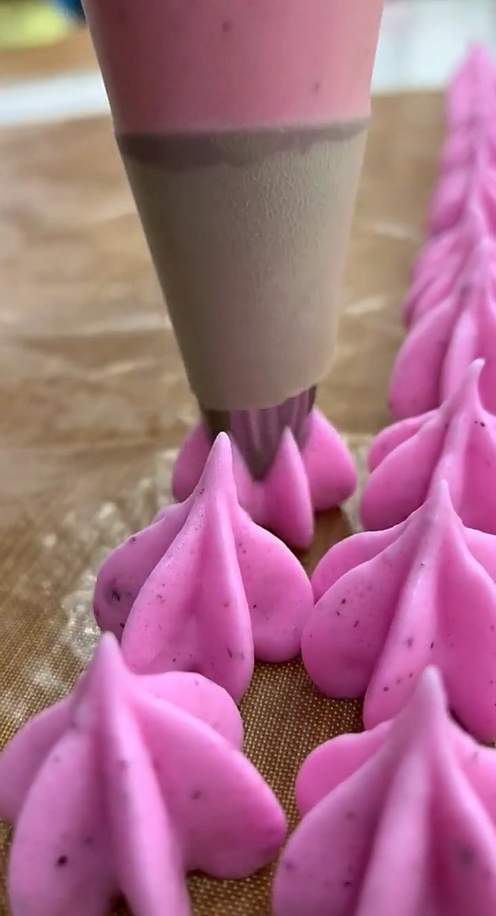 火龙果溶豆做出来是可爱粉色系的这个颜色你喜欢吗?