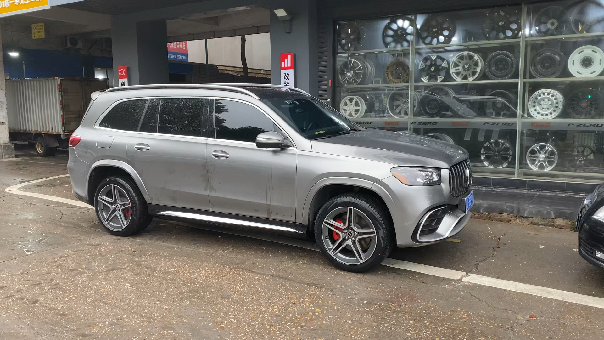 奔驰gls450轮毂轮胎改装升级:前轮275/45r21后轮315/40r21