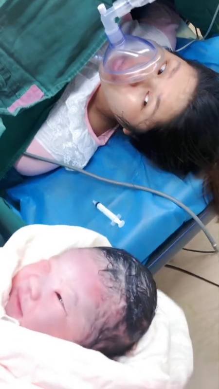 生了个4480g的大宝宝,近9斤重,妈妈累得抬起眼皮都费劲.