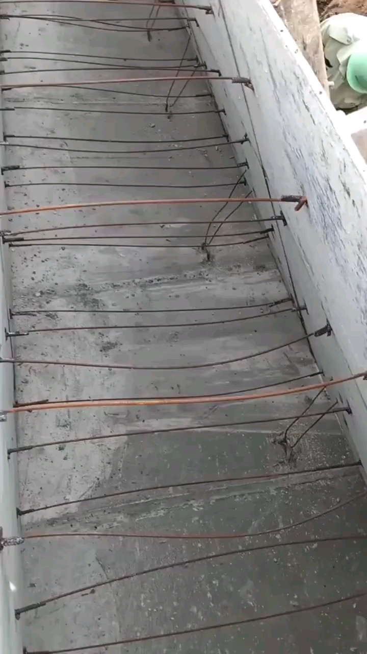 斜坡板墙用六圆钢筋摽一道防止模板上浮这样更加牢固怎么样