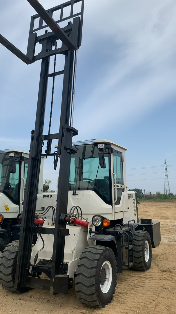 美女来也凯特迪尔越野叉车适用范围广操作方便简单