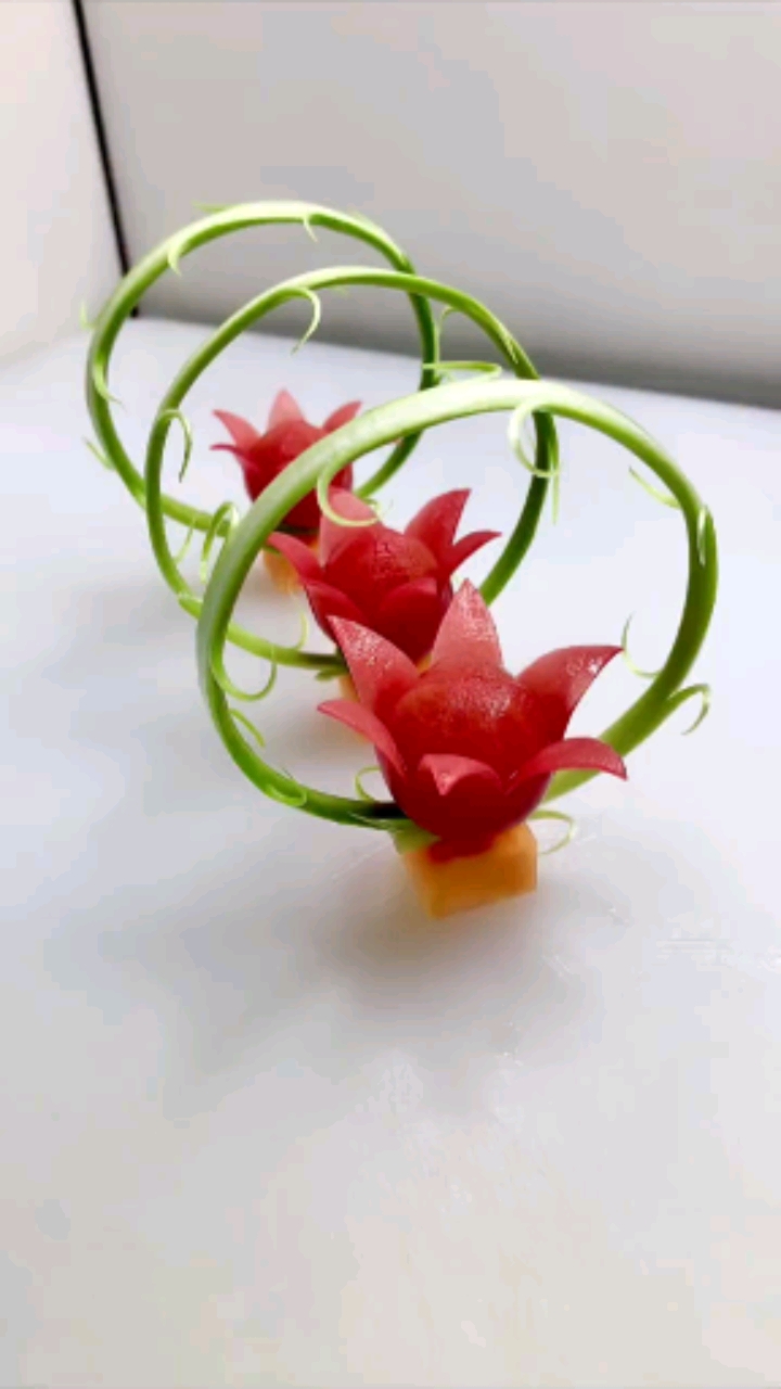 全民手艺人果蔬雕刻#这样子的蒜薹搭配圣女果,还能这么好看,分享分享