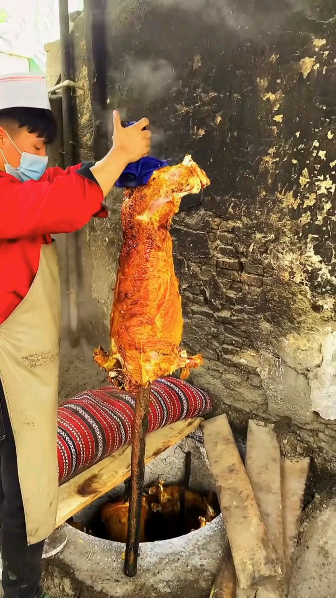 地坑烤全羊,估计没几个人吃过.