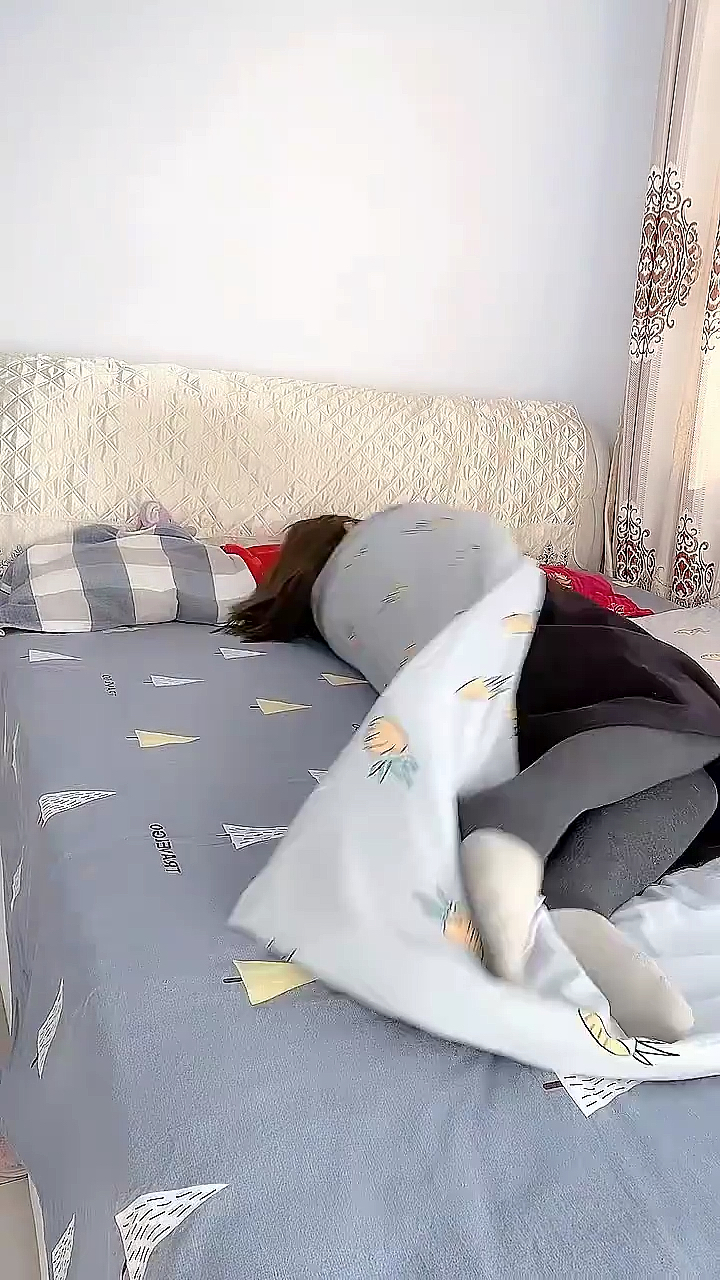 老公出差了,我在家都是这样睡觉的